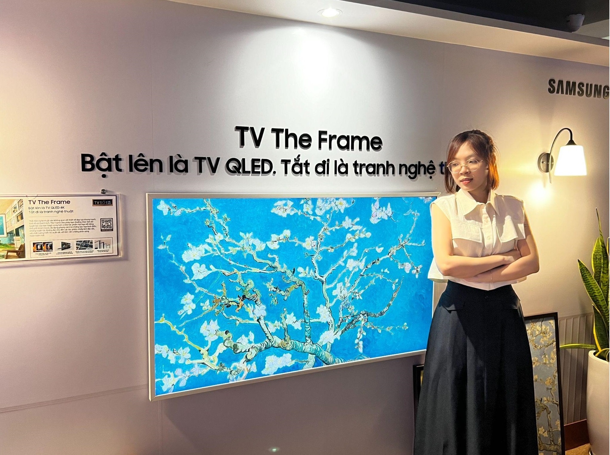 TV The Frame 'dan loi' vao khong gian hoi hoa tai trien lam Van Gogh hinh anh