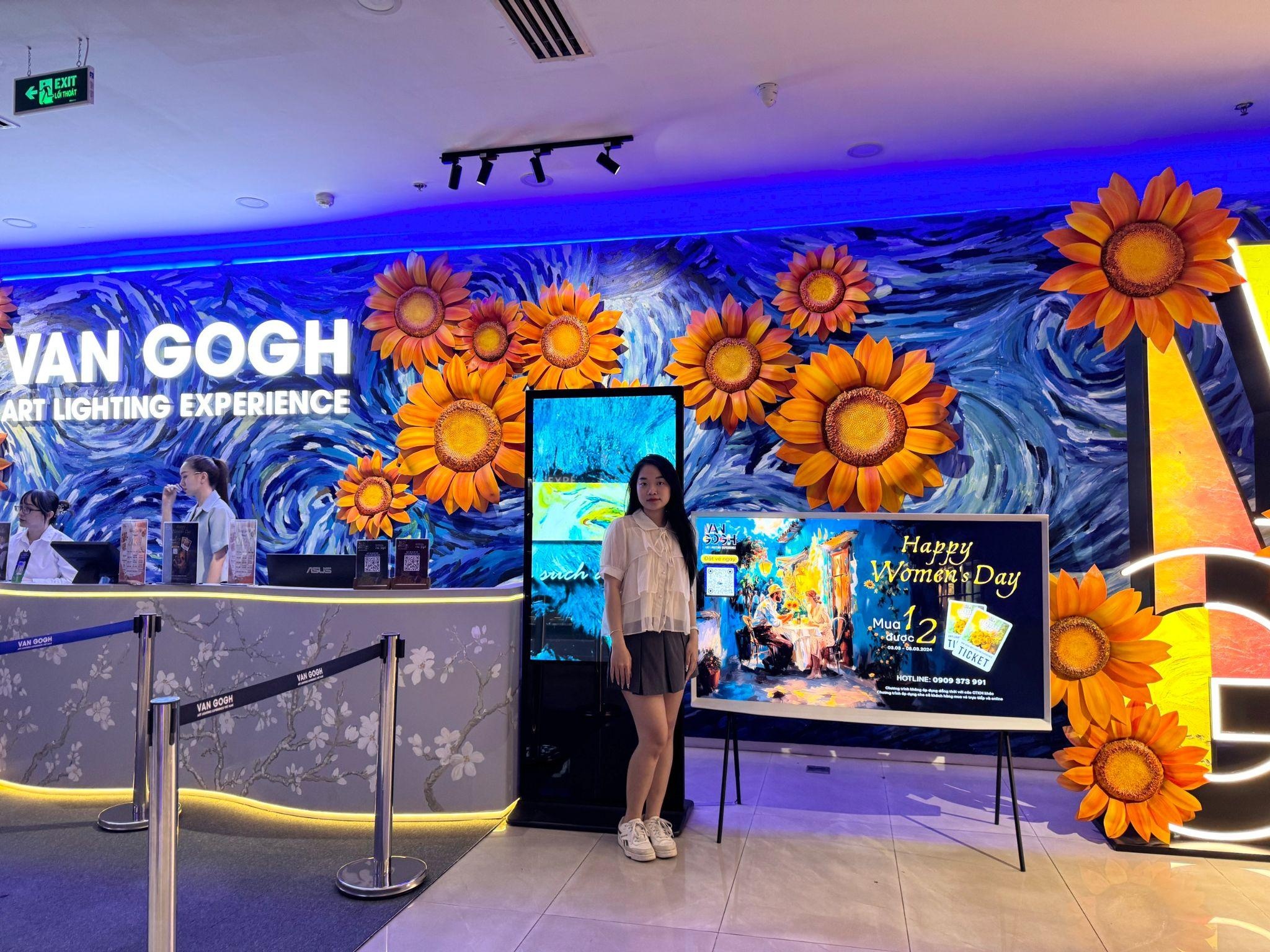 TV The Frame,  trien lam Van Gog anh 6