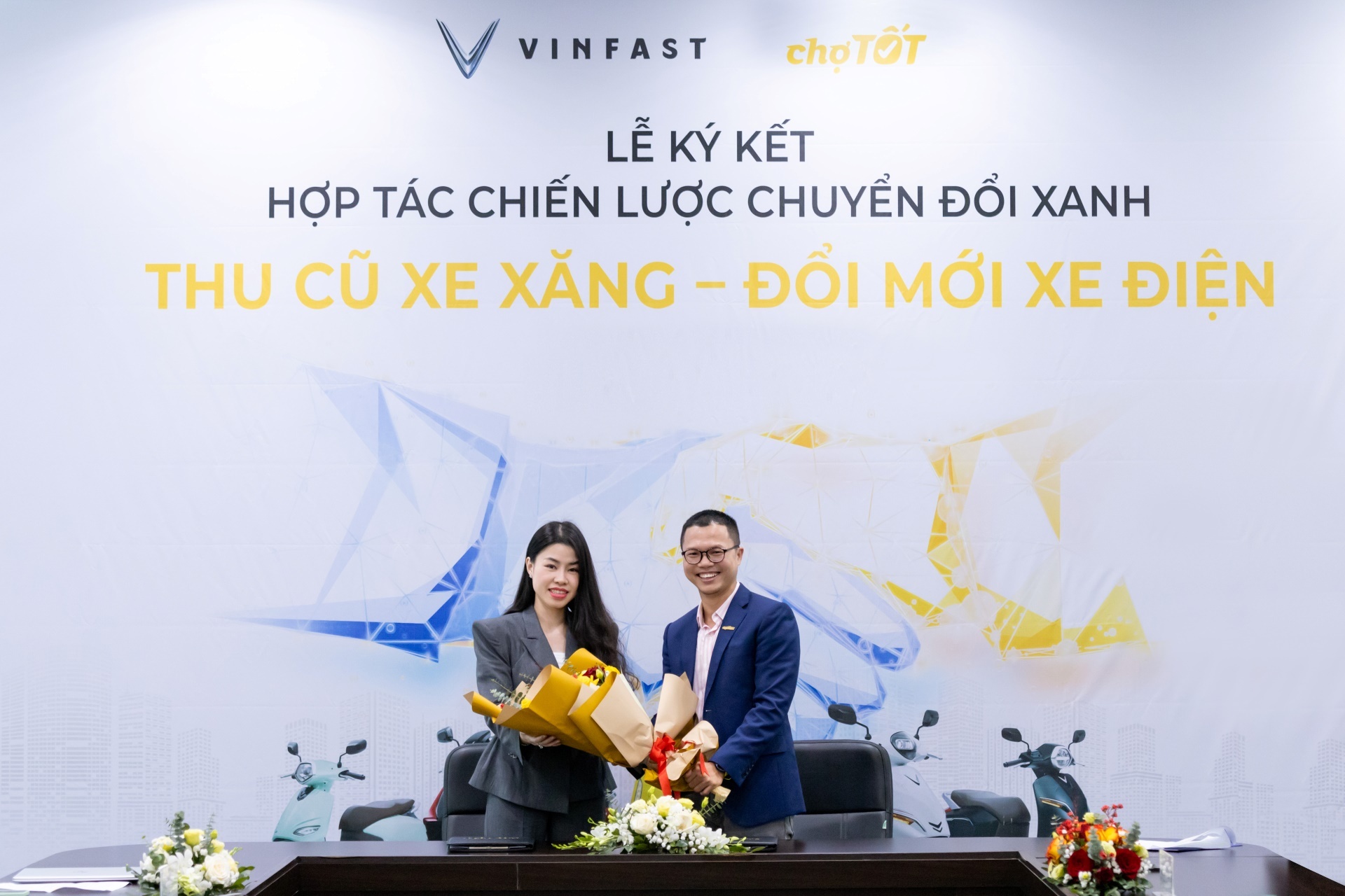VinFast hop tac Cho Tot thu cu xe may xang, doi moi xe may dien hinh anh