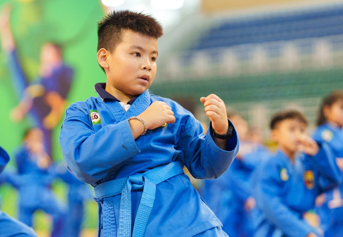 Ben canh tam voc va tri luc, tre co can suc ben? hinh anh