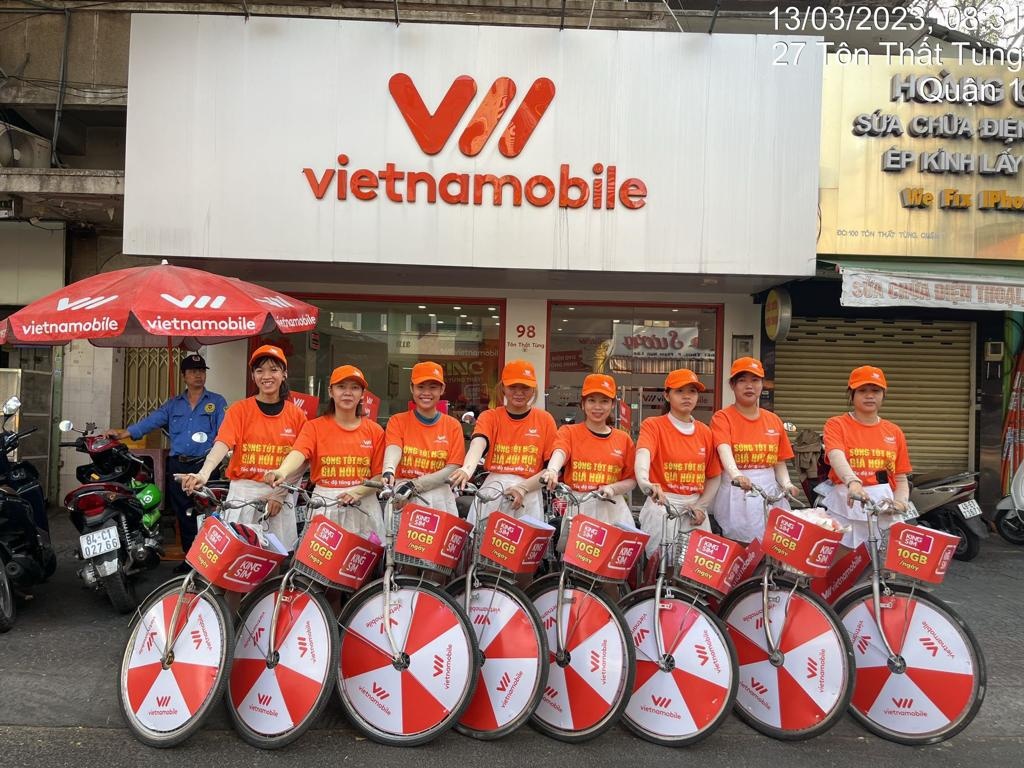 Hang nghin khach hang nhan eSIM mien phi mung Vietnamobile 15 tuoi hinh anh