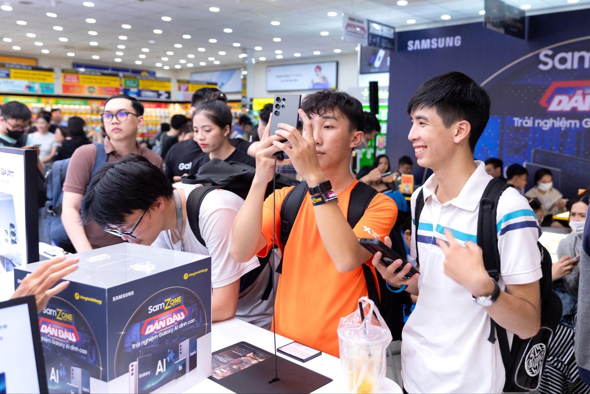 Samsung cap nhat AI, gioi tre no nuc den SamZone trai nghiem hinh anh