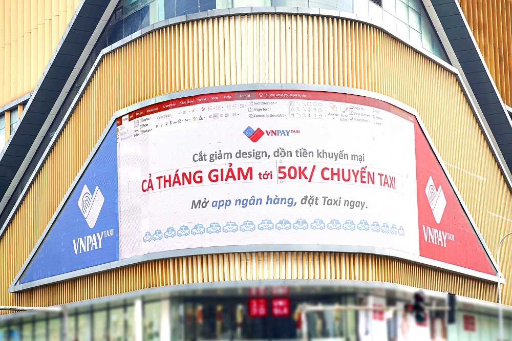 VNPAY Taxi hut nguoi dung voi man hinh LED doc dao va uu dai lien hoan hinh anh