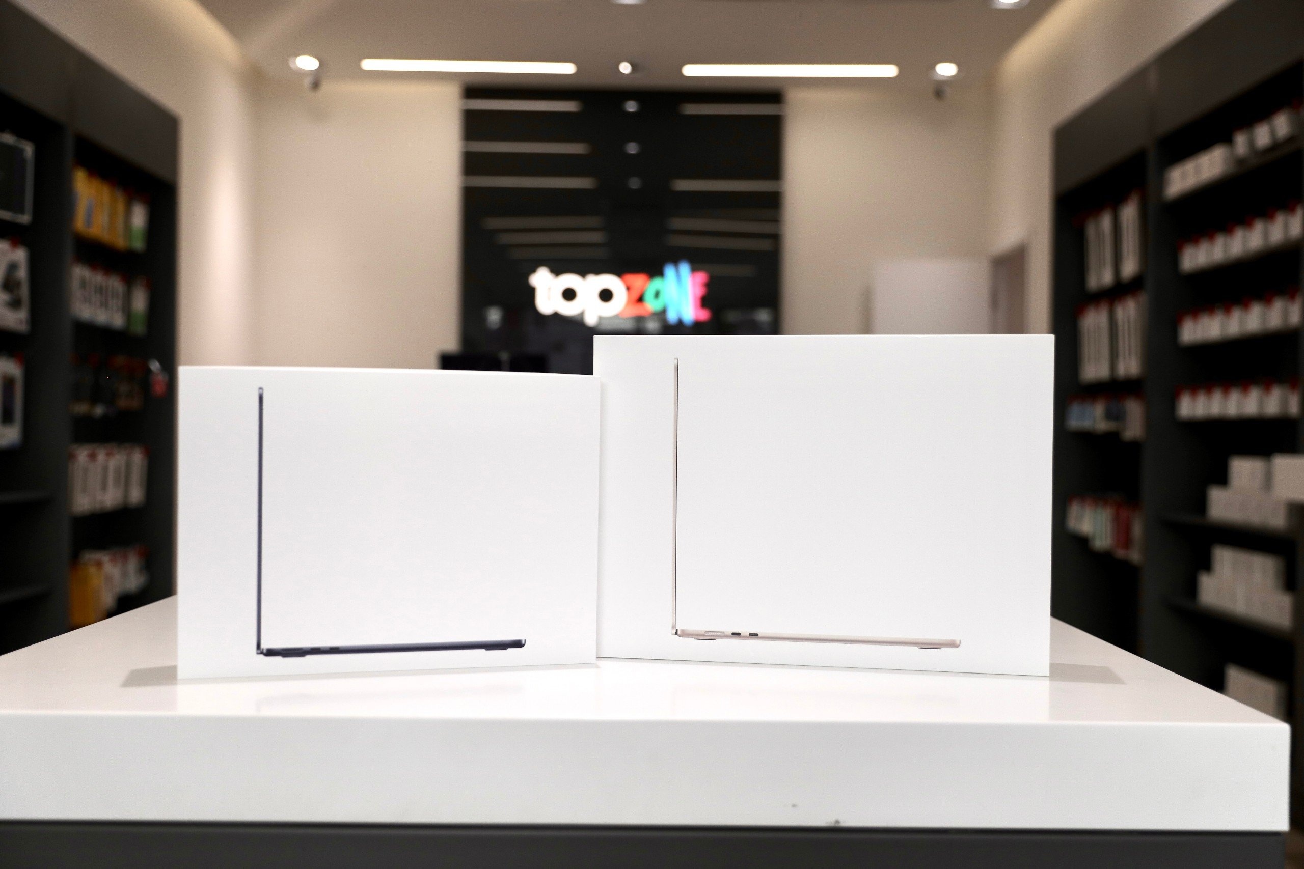 Trai nghiem som MacBook Air M3 tai TopZone voi gia tu 27,99 trieu dong hinh anh