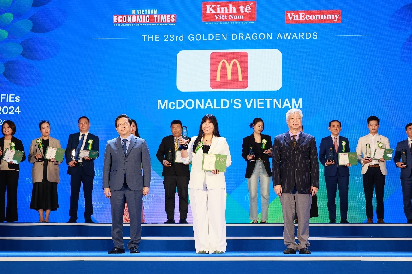 McDonald’s Viet Nam nhan giai Rong Vang lan thu 6 hinh anh