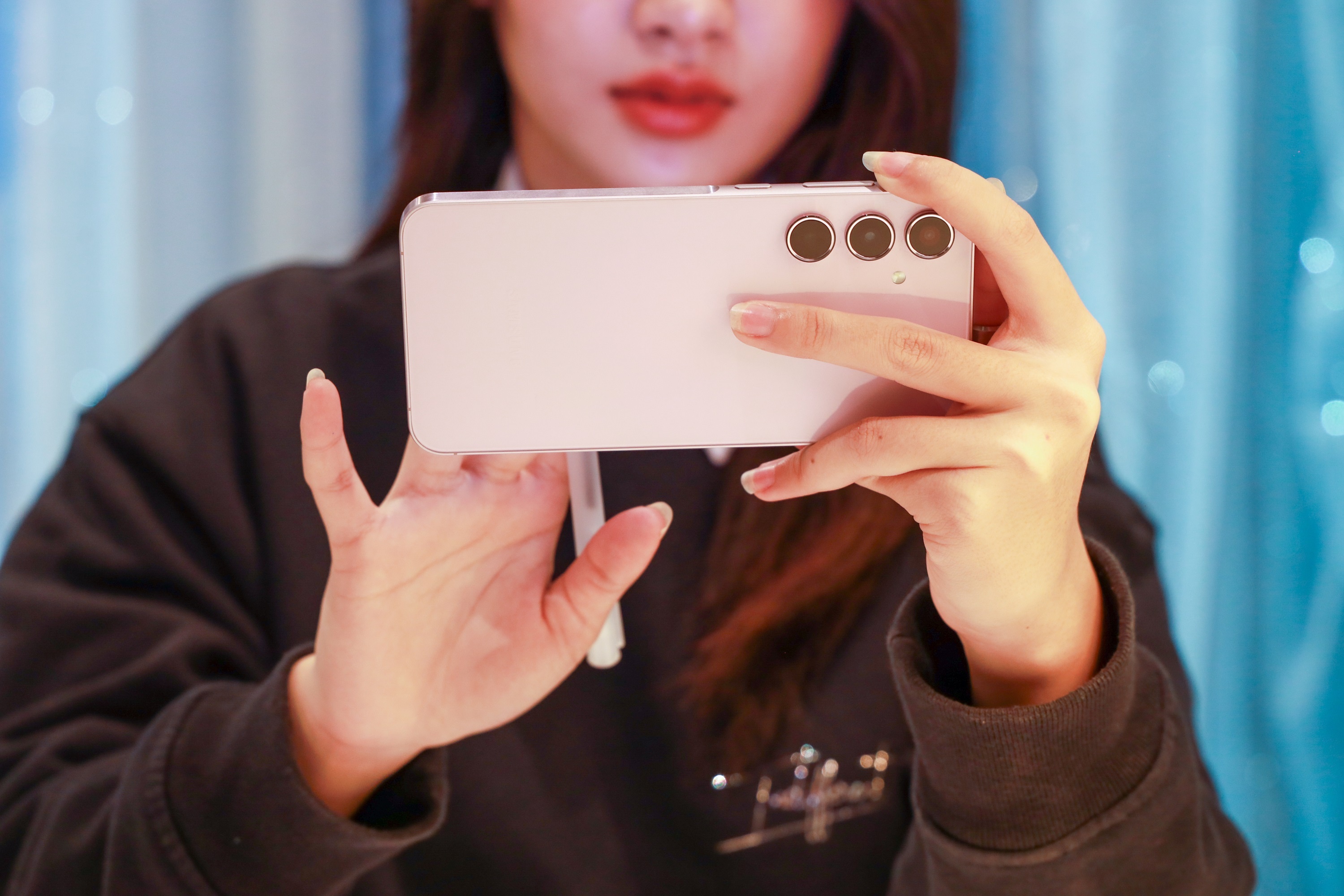 Gen Z chon Galaxy A35/A55 5G de sang tao va song dam ban sac the he hinh anh