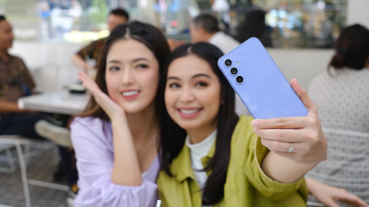 Ly do nguoi tre me chup anh nen mua Galaxy A series tai SamZone hinh anh