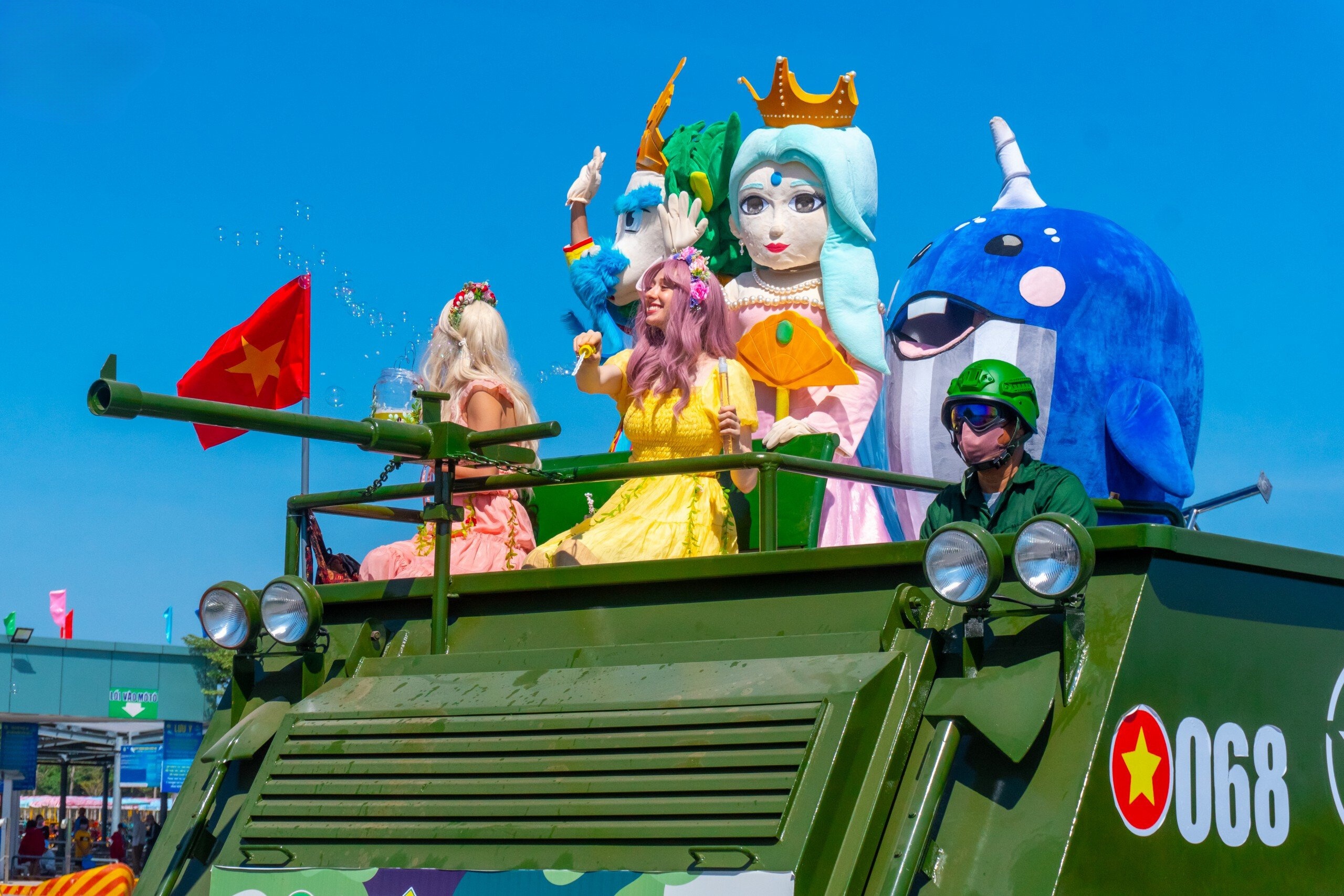 Son Tien Amazing World hut du khach den Dong Nai dip 30/4 hinh anh