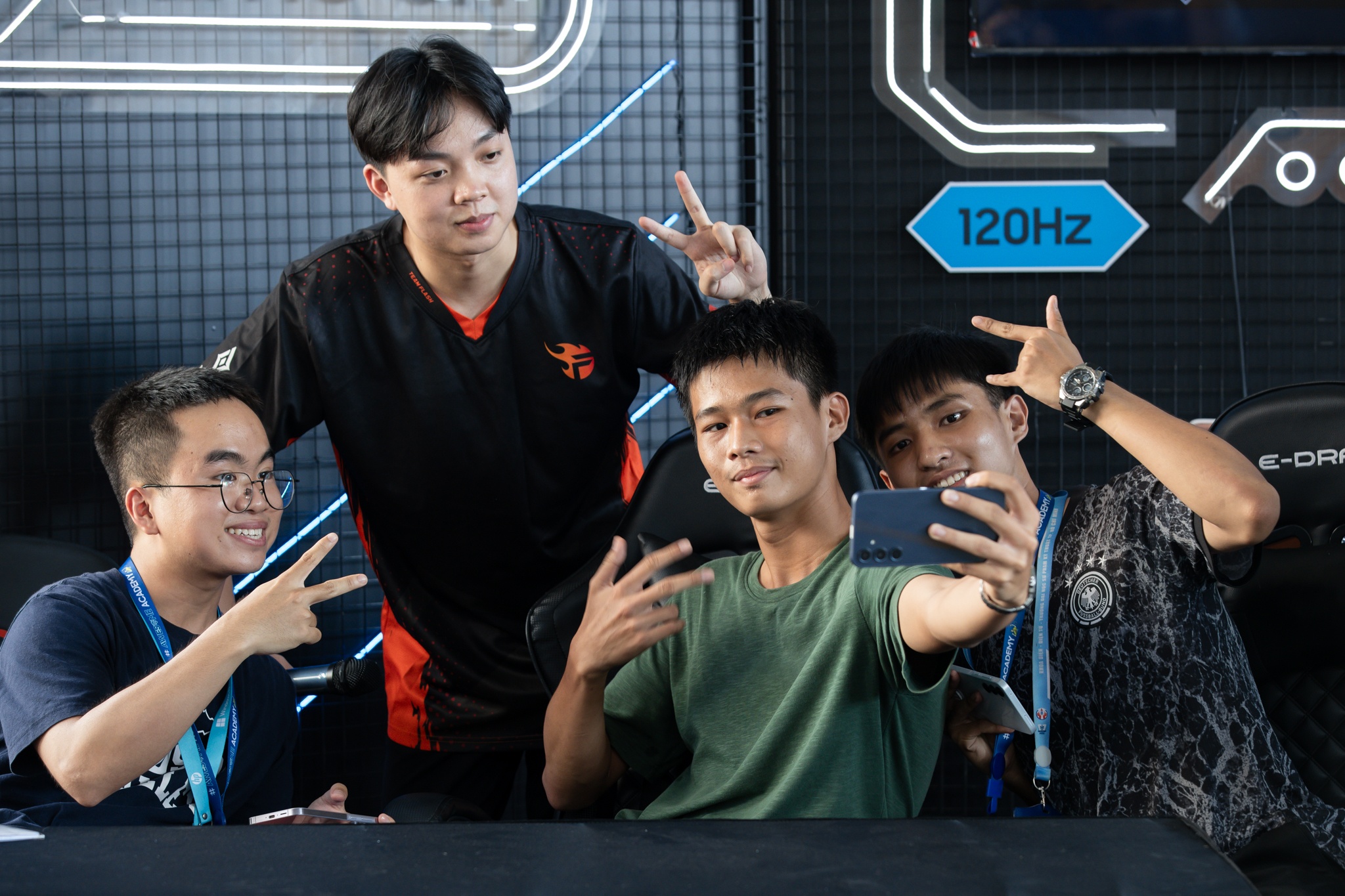 Awesome Academy khoi dong chuoi trai nghiem o Dai hoc Su pham Ky thuat hinh anh