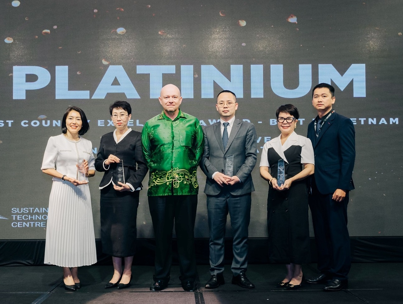 Vinmec nhan 4 giai thuong ve trach nhiem xa hoi va phat trien ben vung hinh anh