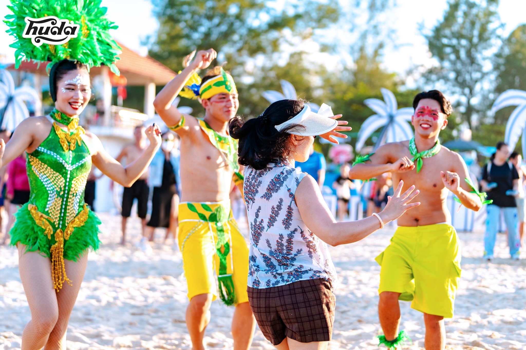 Xoay xoay Huda,  Le hoi bien Huda anh 2