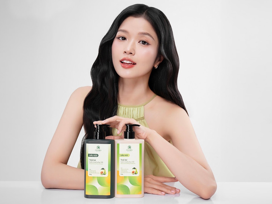 Suni Ha Linh dong hanh cung dong san pham cham soc toc moi cua Co Mem hinh anh