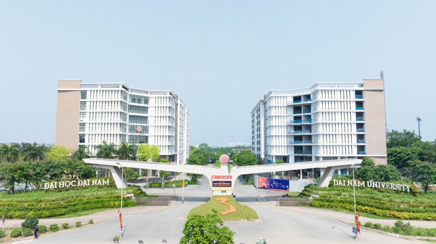 DH Dai Nam trao hoc bong cho nguoi than cua can bo y te, giao duc hinh anh