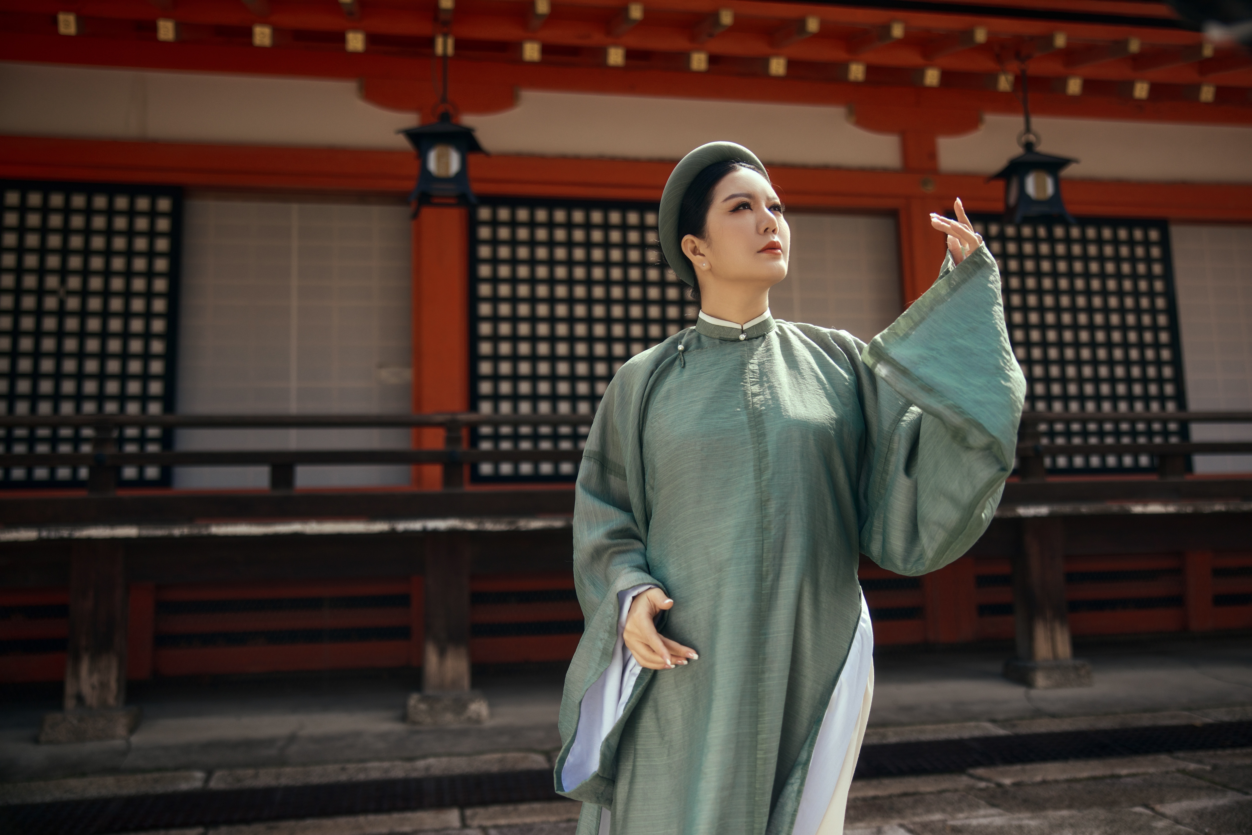 Dinh Hien Anh va tinh yeu voi trang phuc truyen thong Viet Nam hinh anh