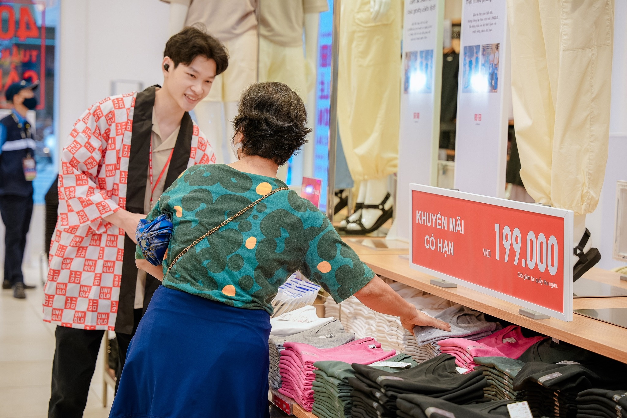 Uniqlo mung sinh nhat 40 nam, cac cua hang dong nghit nguoi mua sam hinh anh