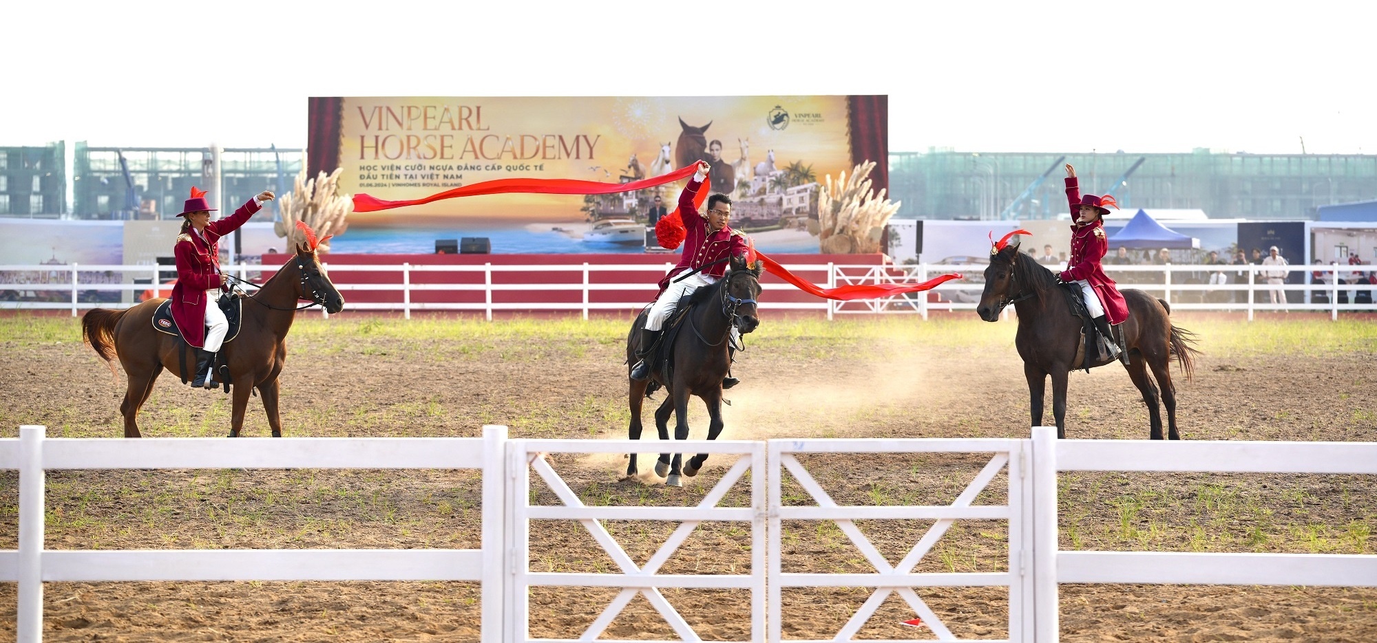 Hoc vien cuoi ngua anh 1