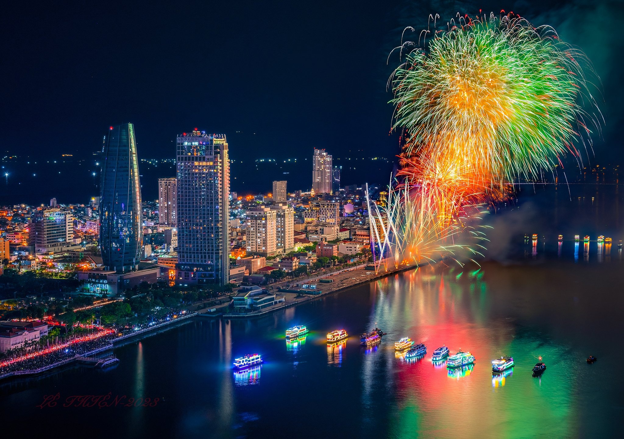 NCB tang 600 cap ve xem le hoi phao hoa Da Nang cho khach gui tiet kiem hinh anh