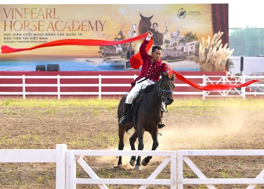 Vinhomes Royal Island ra mat Hoc vien cuoi ngua, pho di bo Vu Yen hinh anh