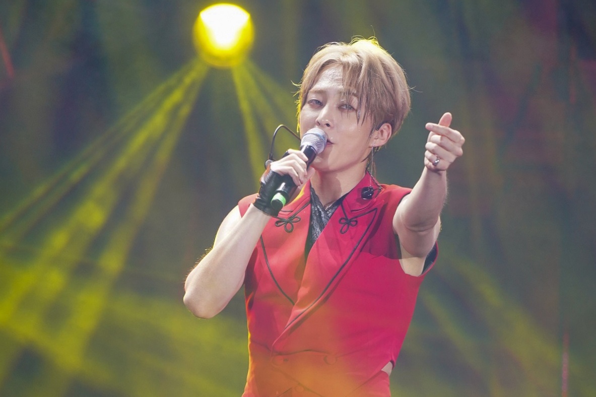 Idol Xiumin va 100.000 khan gia 'pha dao' diem den quoc te moi Vu Yen hinh anh