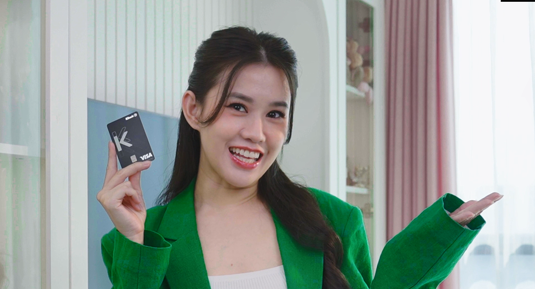 Gioi tre 'san lung' the tin dung voi uu dai hoan tien hap dan hinh anh