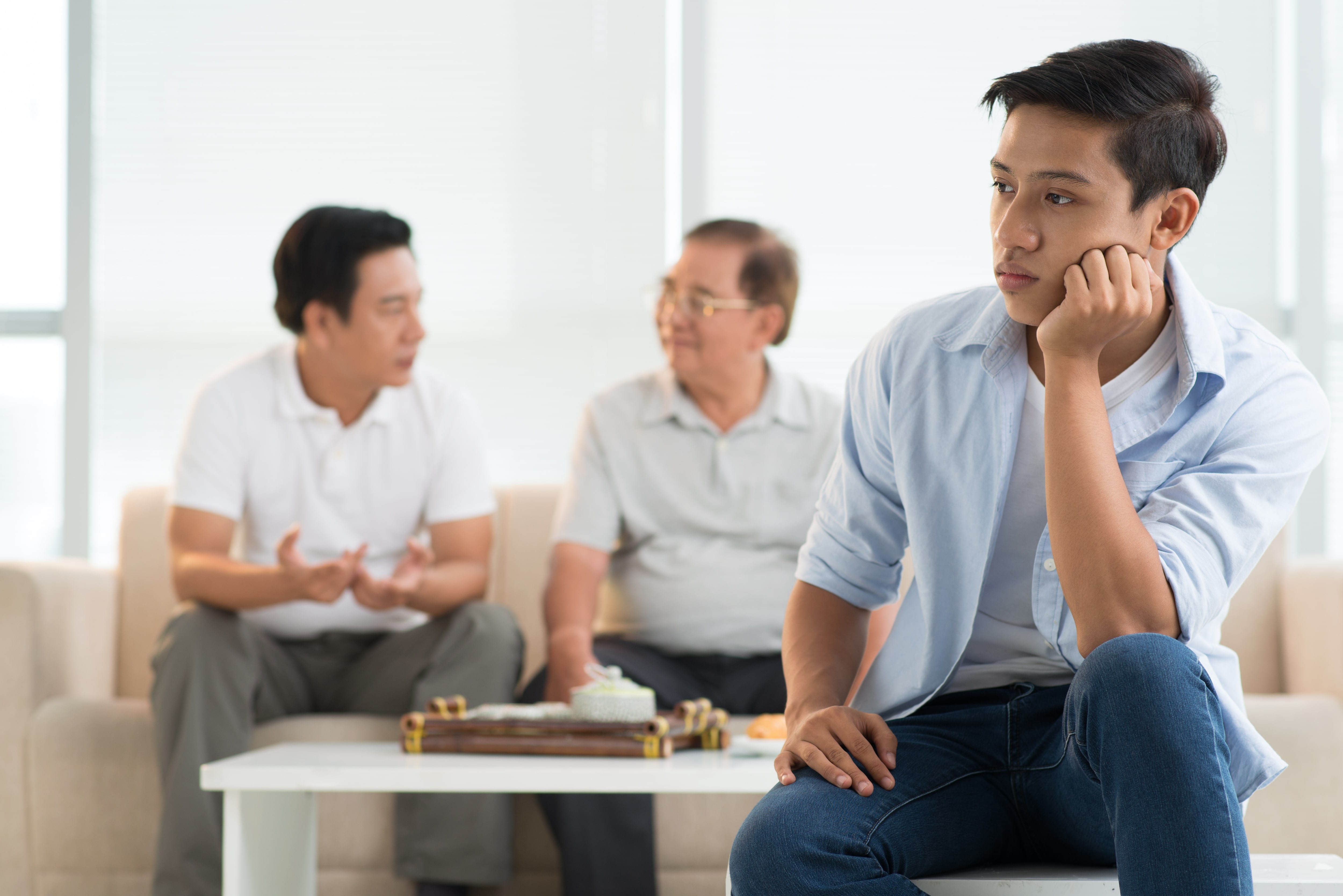 Vi sao con cai cang lon, cha me cang kho thau hieu? hinh anh