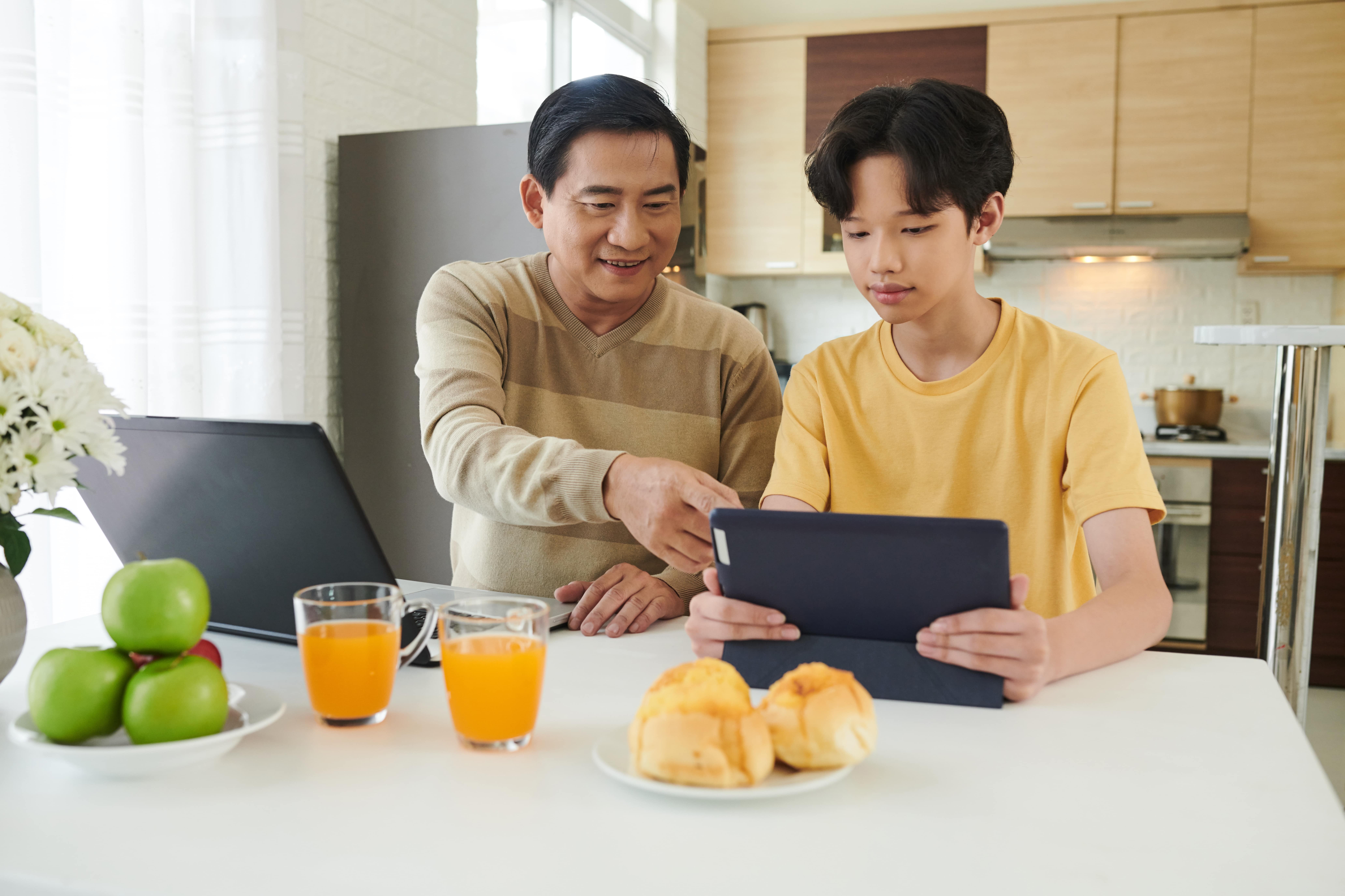 Khoang cach gia dinh anh 3