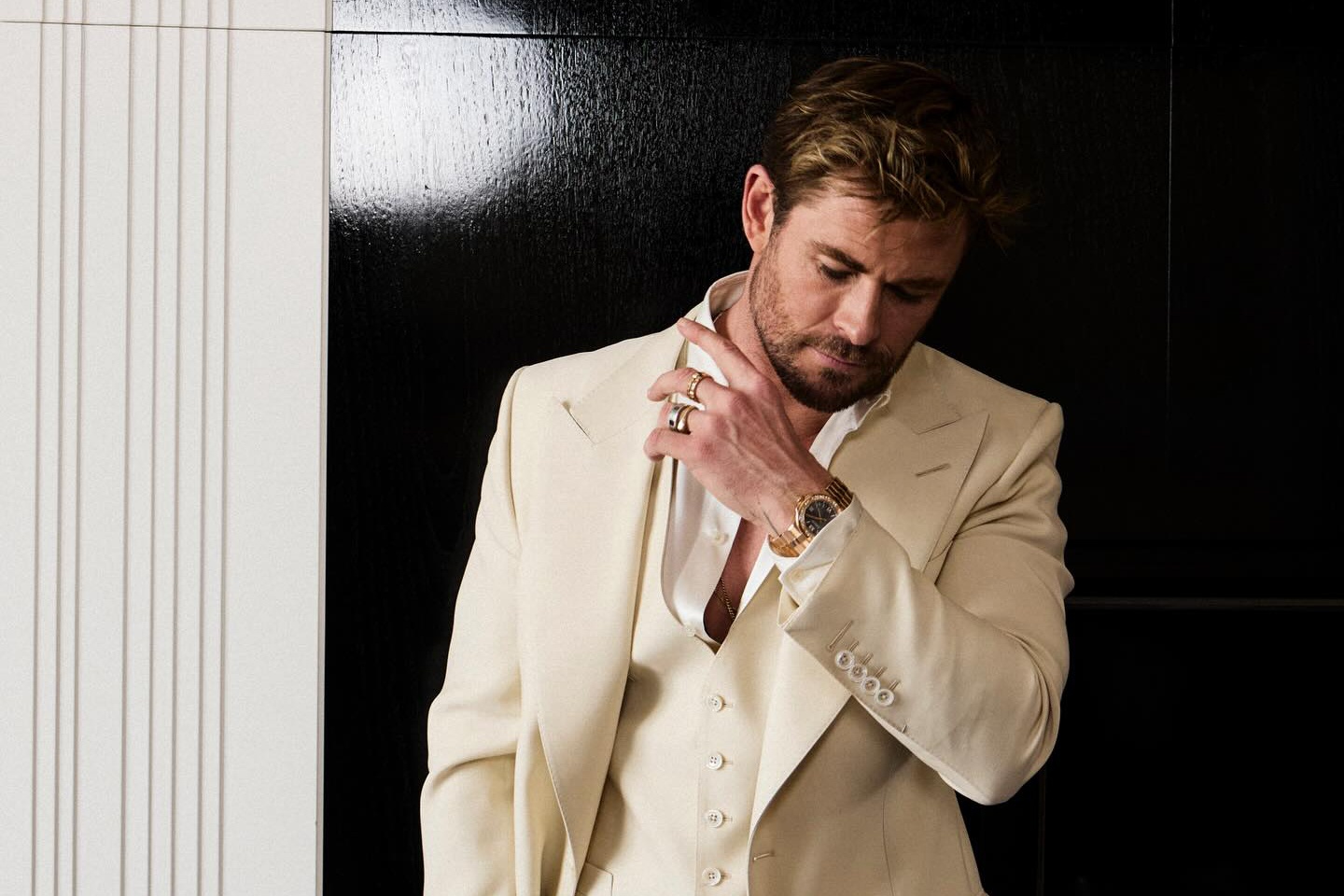 Chris Hemsworth lich lam voi dong ho the thao nam kim cuong hinh anh