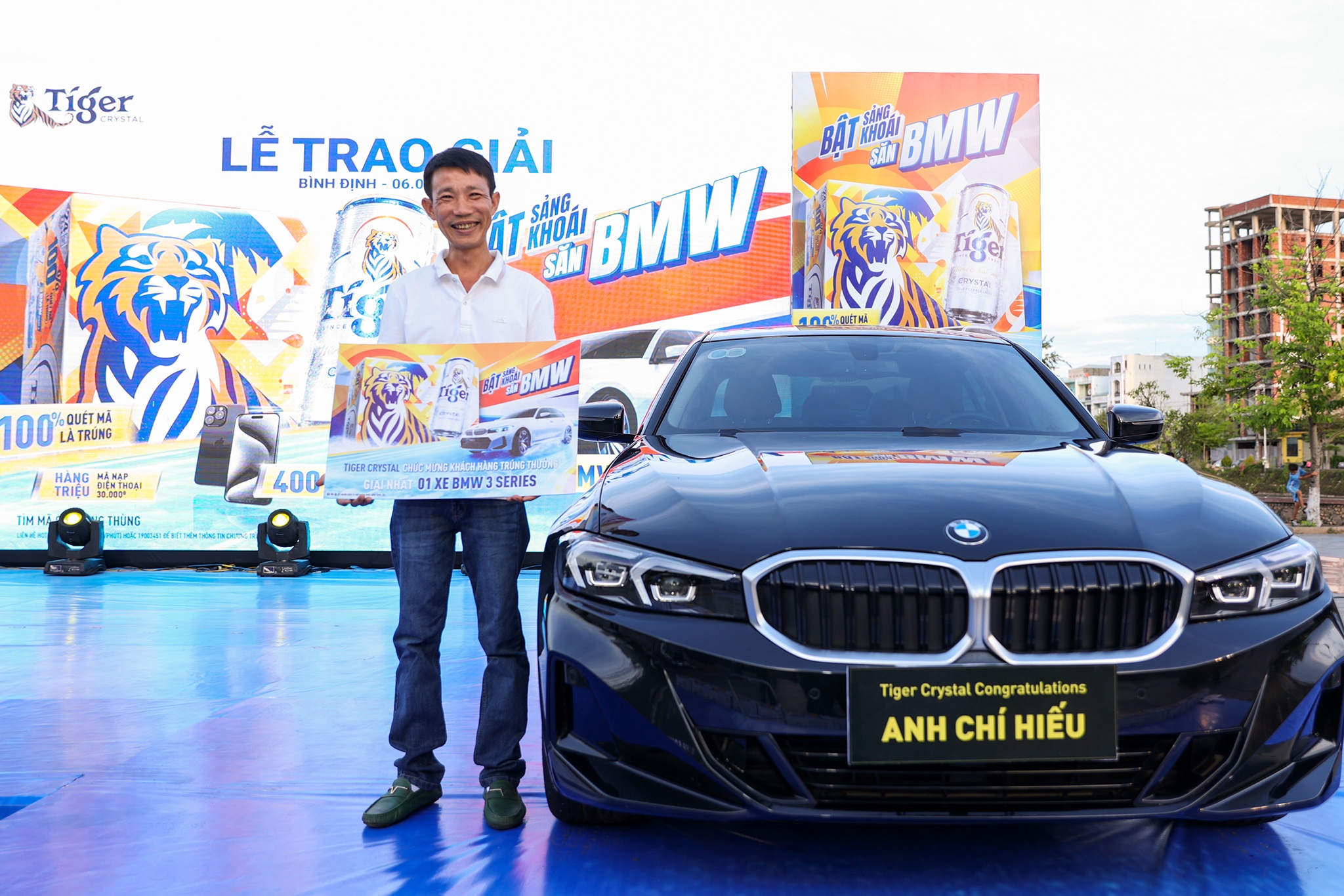 Bung no tiec vui cung khach hang may man san duoc BMW dau tien hinh anh