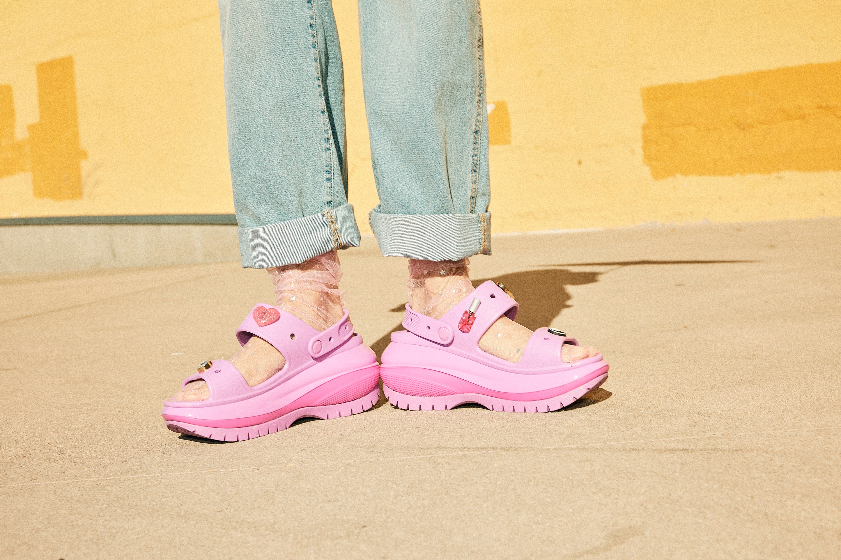 Giay Crocs ‘pha dao’ mua he voi uu dai hap dan hinh anh