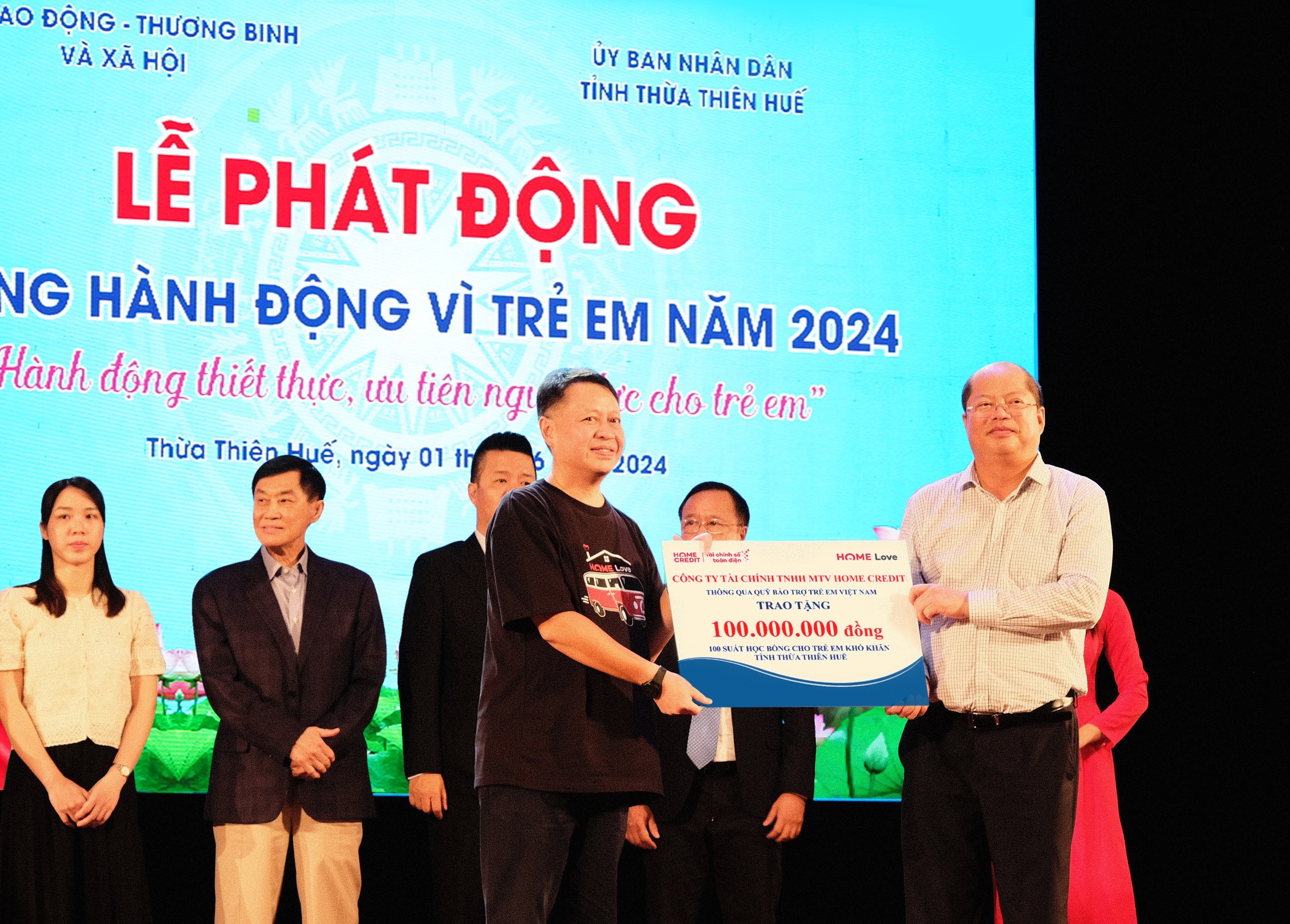 Home Credit trao hoc bong cho 100 hoc sinh kho khan tai Hue hinh anh