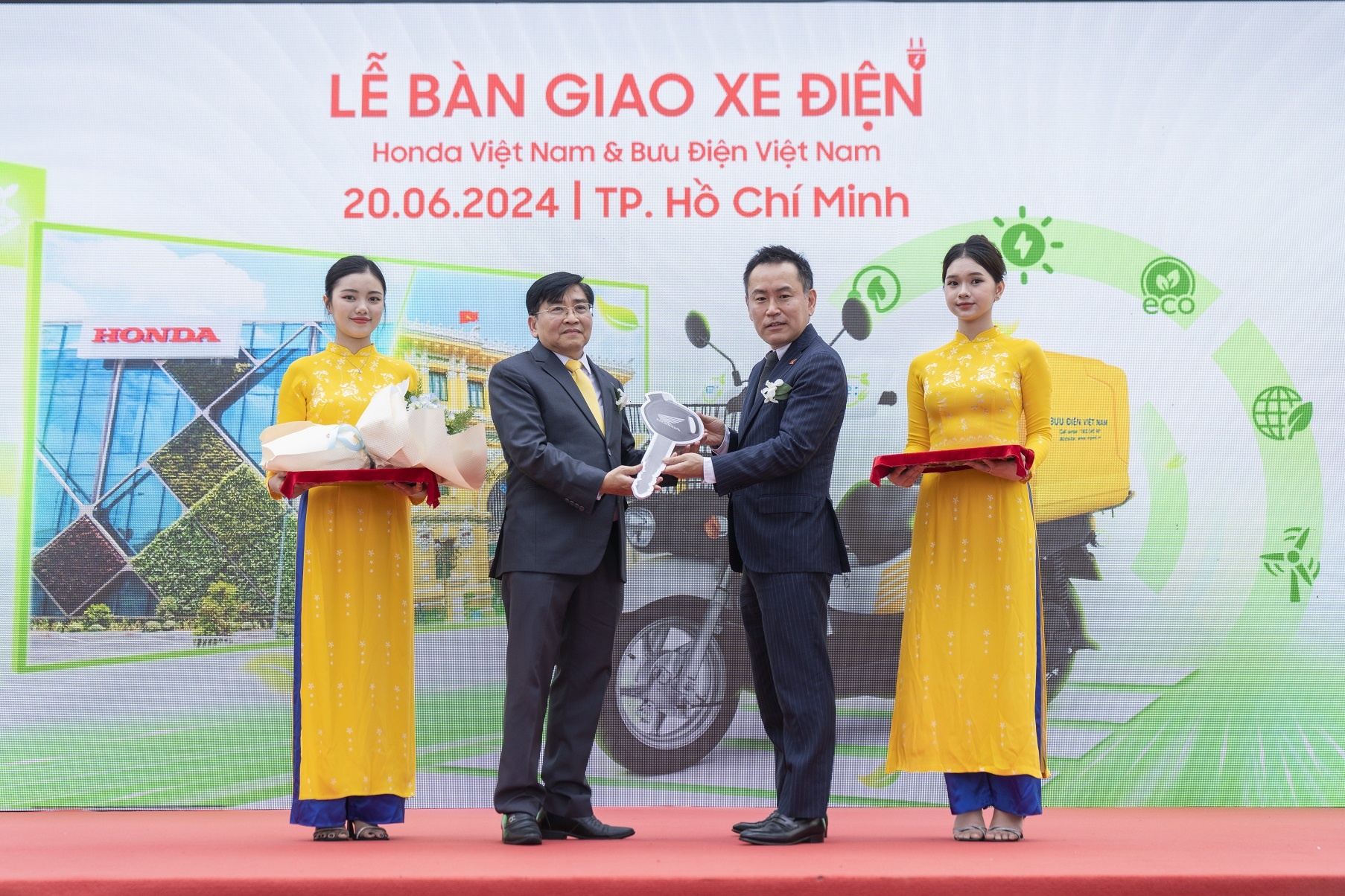 Honda Viet Nam va Buu dien Viet Nam hop tac su dung xe dien giao hang hinh anh