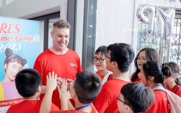 Cung con nuoi duong uoc mo voi trai he tieng Anh ‘Trieu phu tuong lai’ hinh anh