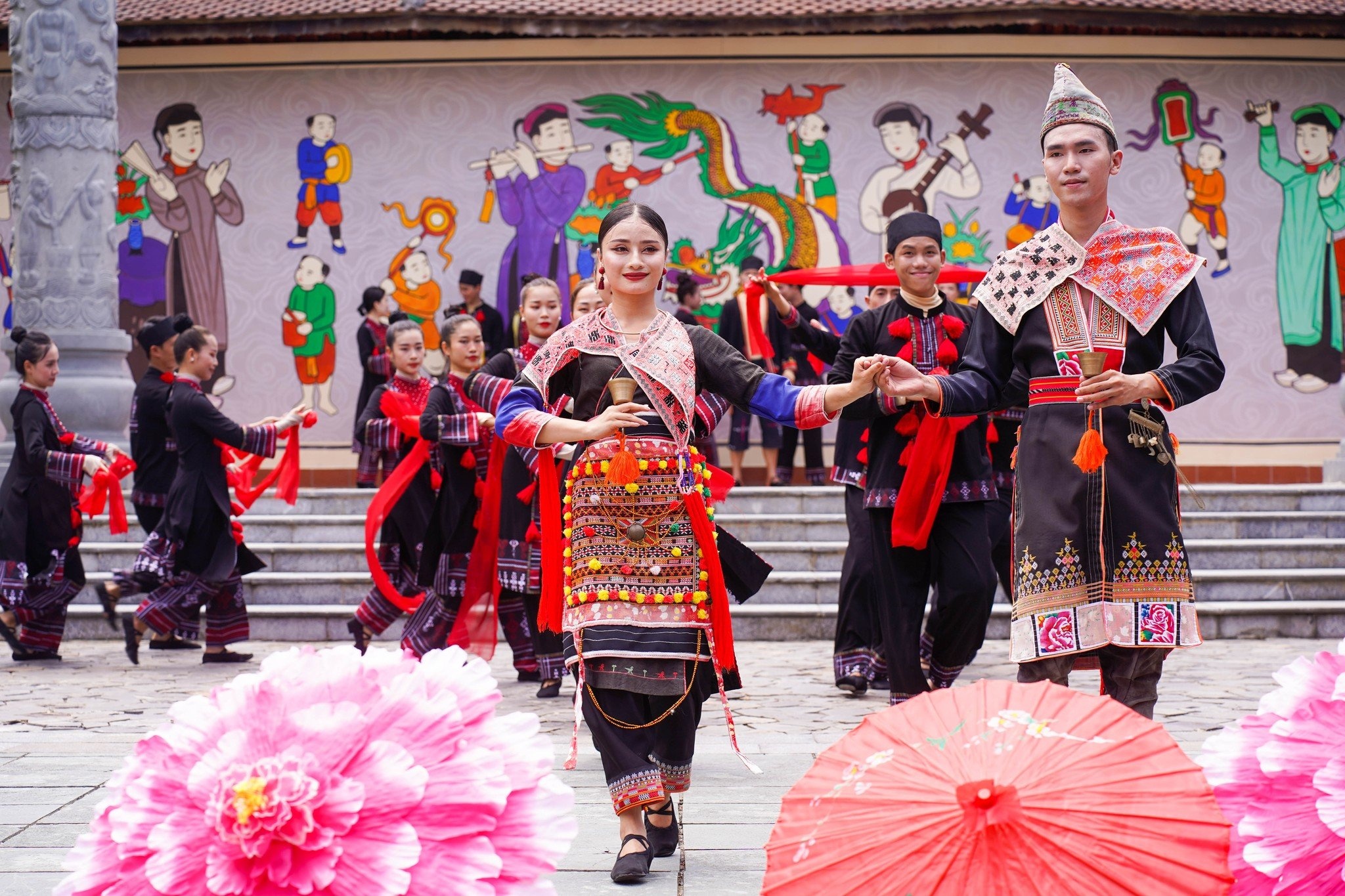 ‘Xuyen Viet’ kham pha tinh hoa le hoi ba mien o VinWonders Nam Hoi An hinh anh