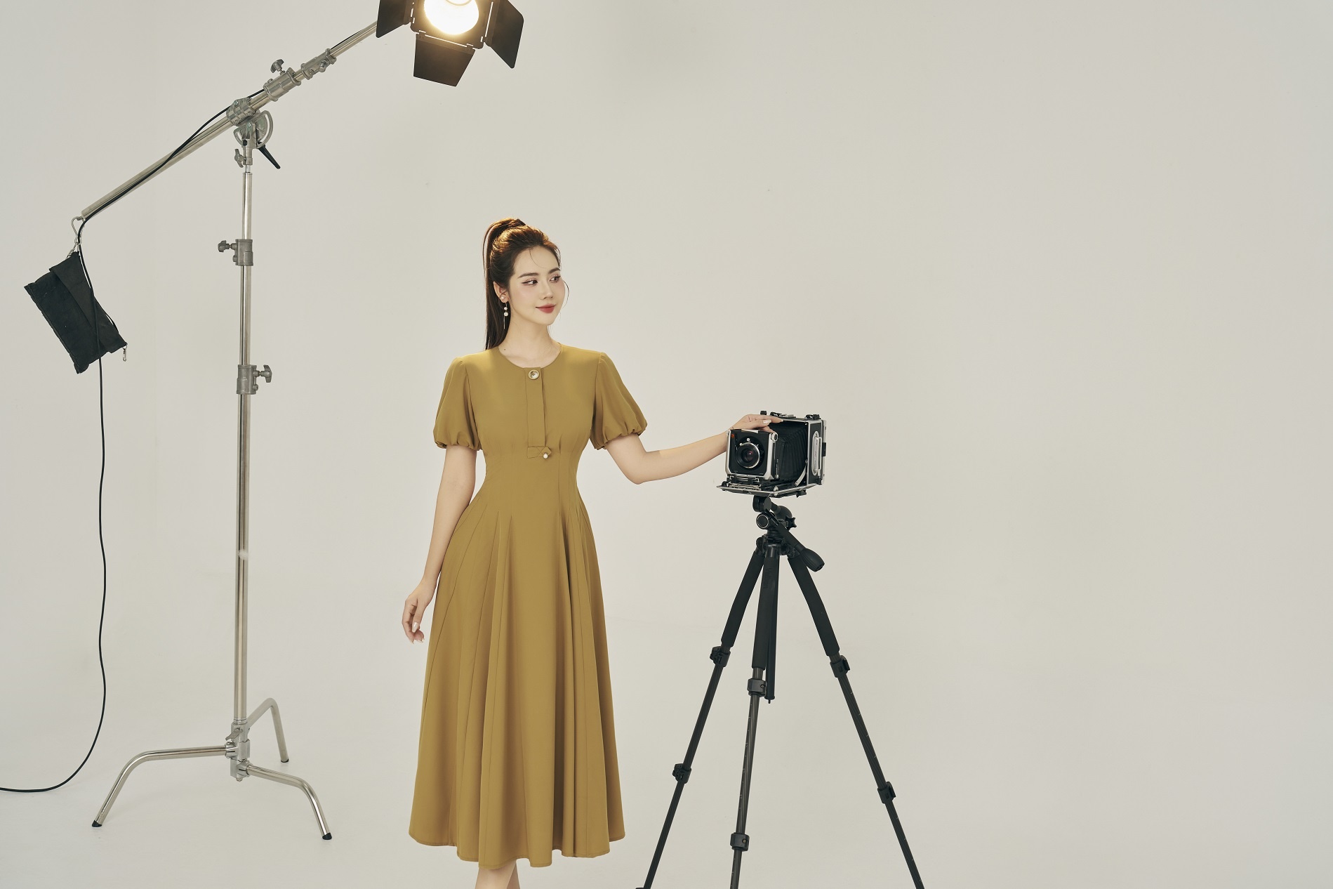 Huyen Lizzie hoa quy co cong so trong bo suu tap moi cua Charmilles hinh anh