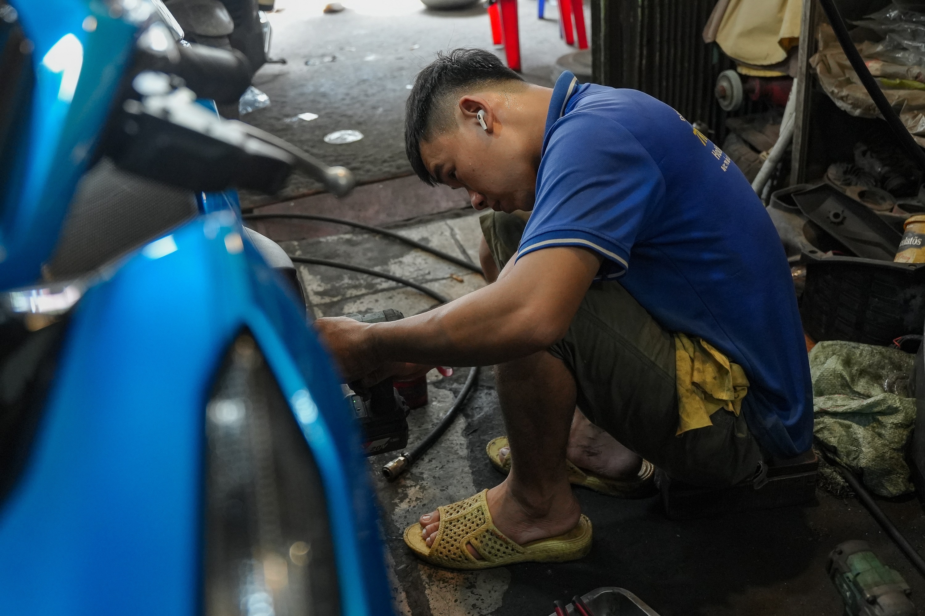 Tinh than ‘nhat nhat theo duoi, nhat nhat tien toi’ cua nguoi tho may hinh anh