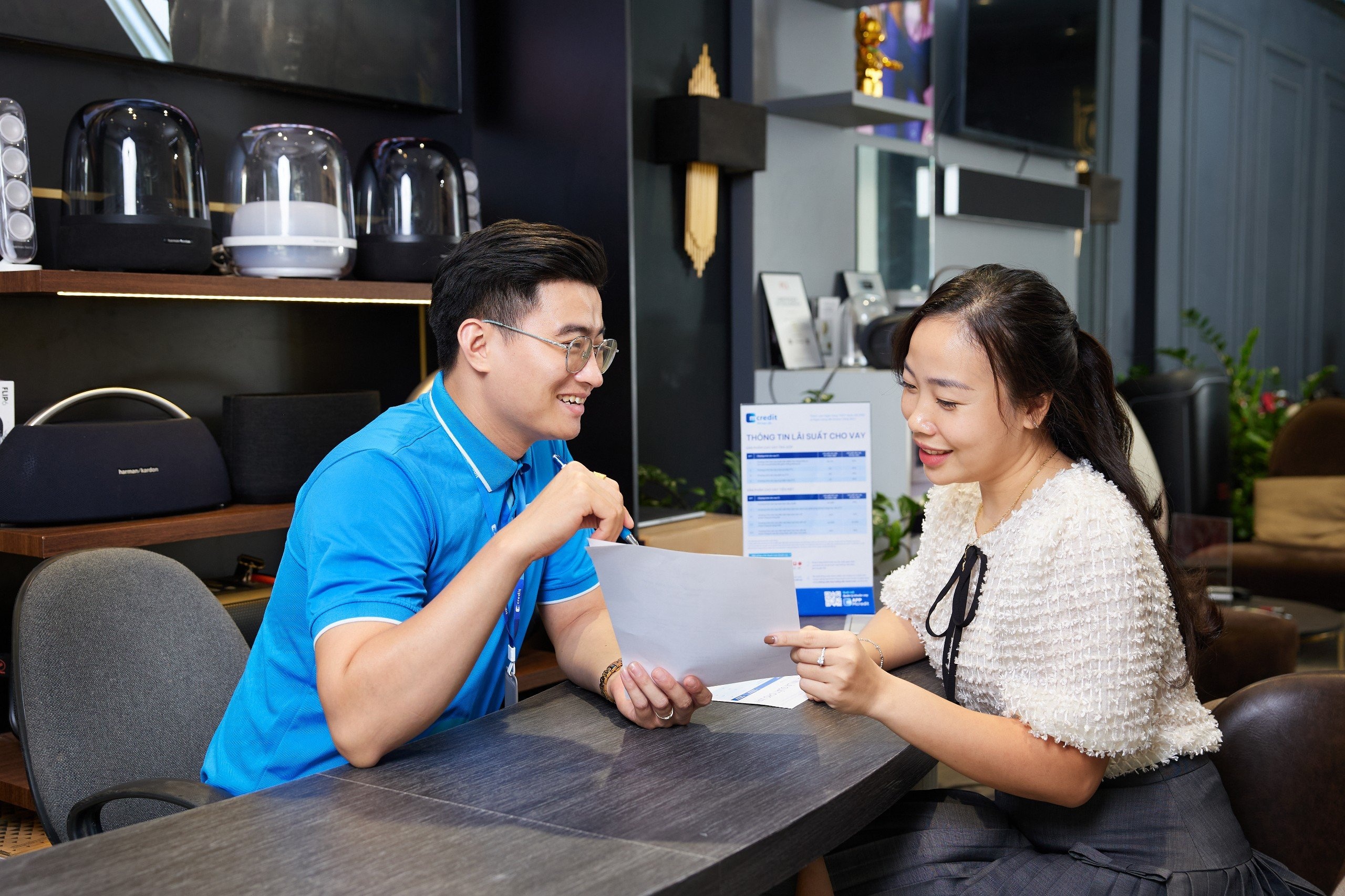 Mcredit nhan giai thuong 'Trai nghiem khach hang tot nhat' hinh anh