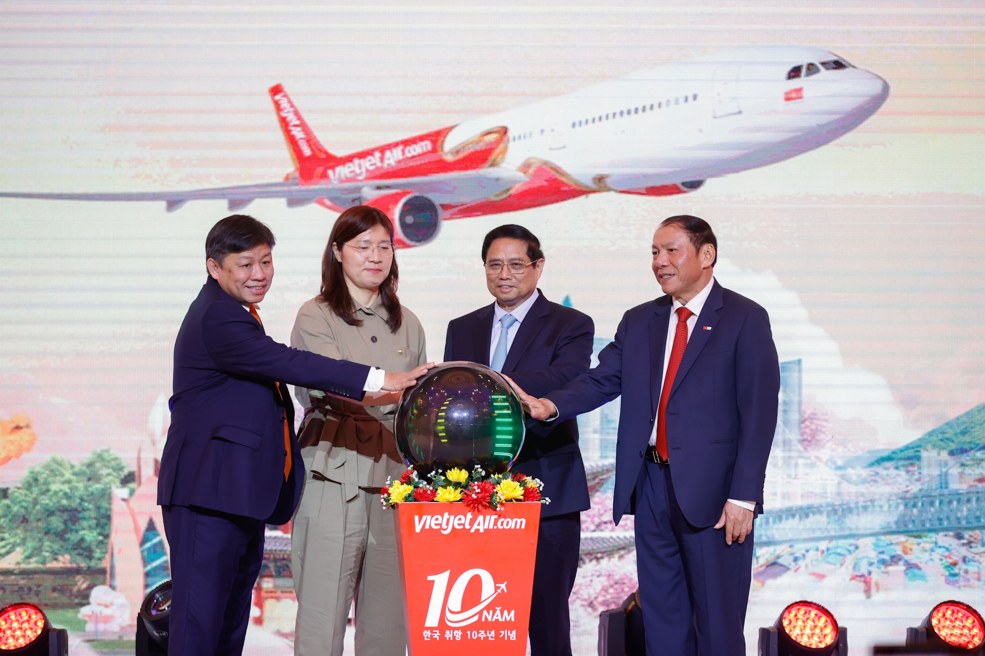 Vietjet ky niem 10 nam ket noi Viet Nam - Han Quoc hinh anh