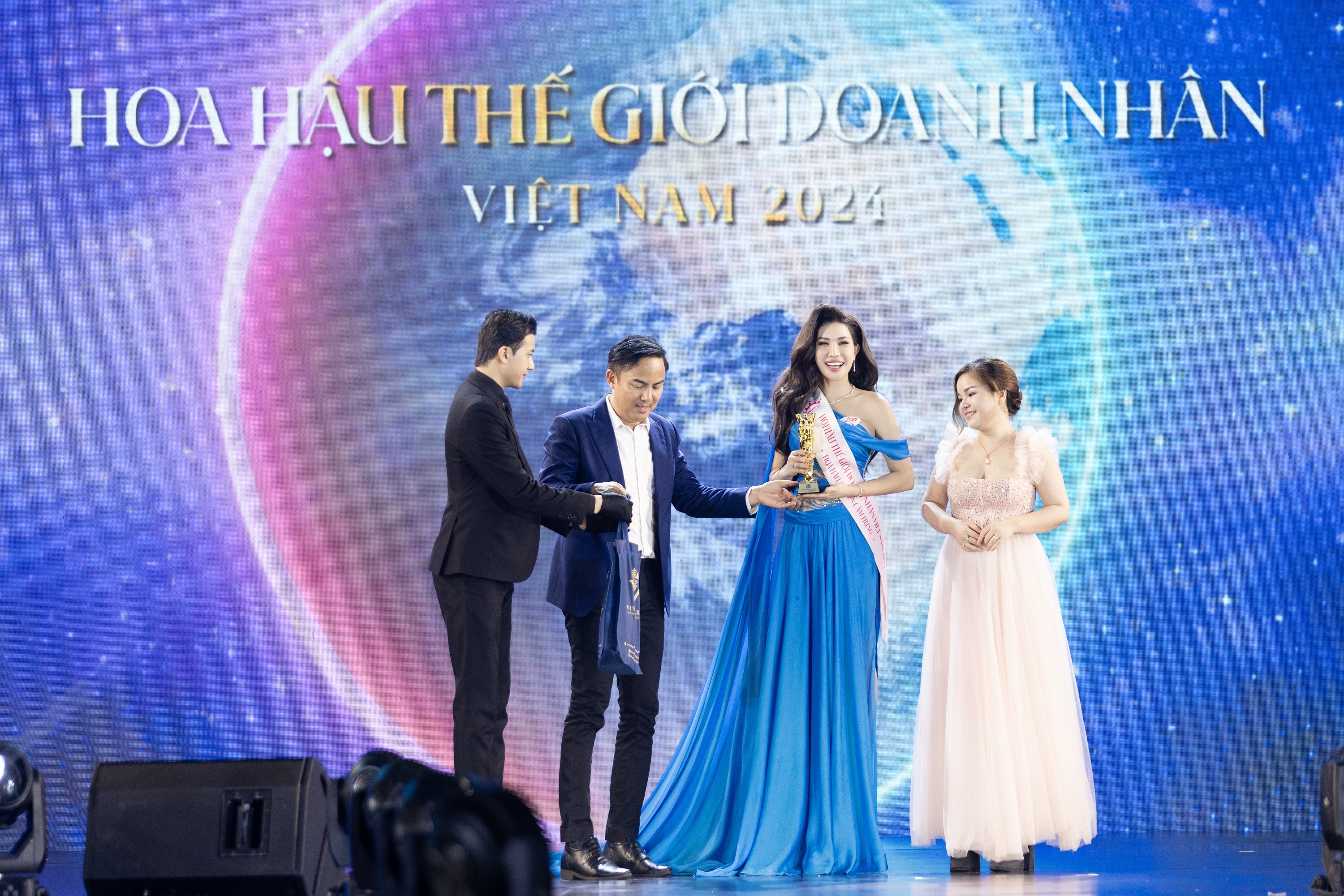 Hoa hau Doanh nhan,  Nguyen Manh Song Ha anh 1