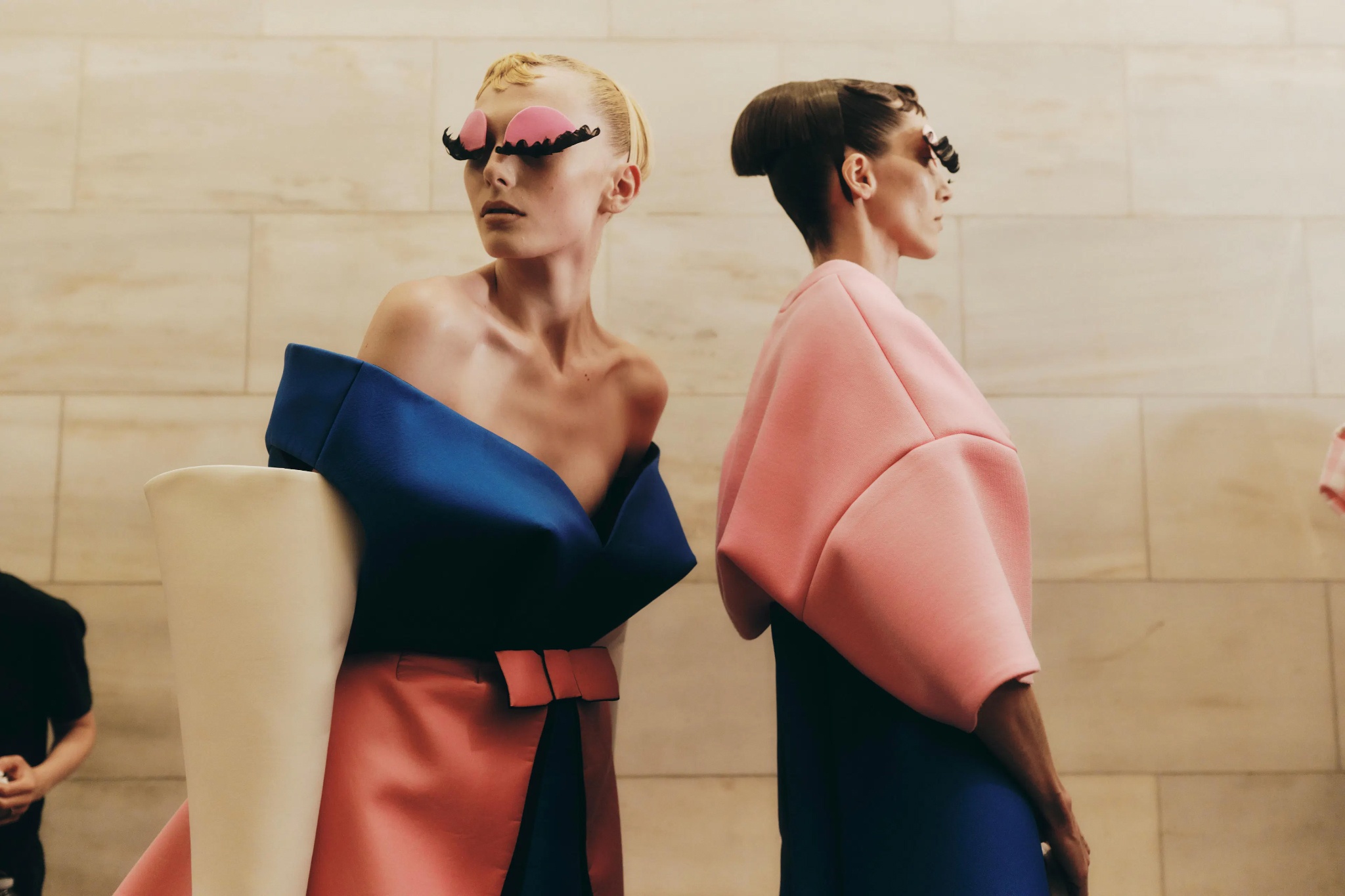 Lac vao xu so than tien voi BST thu dong 2024 cua Marc Jacobs hinh anh