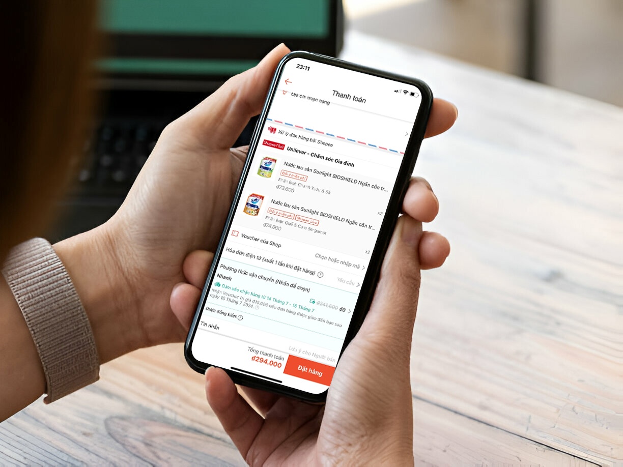 Gioi tre khoe don toan vat dung to 'tran gio hang' hau san sale 7.7 hinh anh