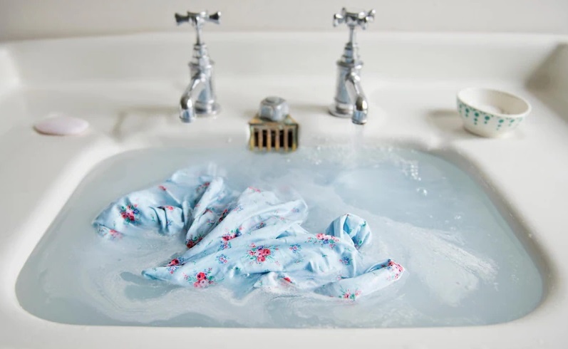 nuoc giat do lot OMO anh 1