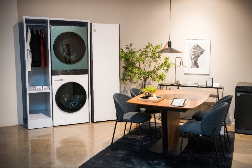 Nang tam khong gian song cung LG va AKA hinh anh