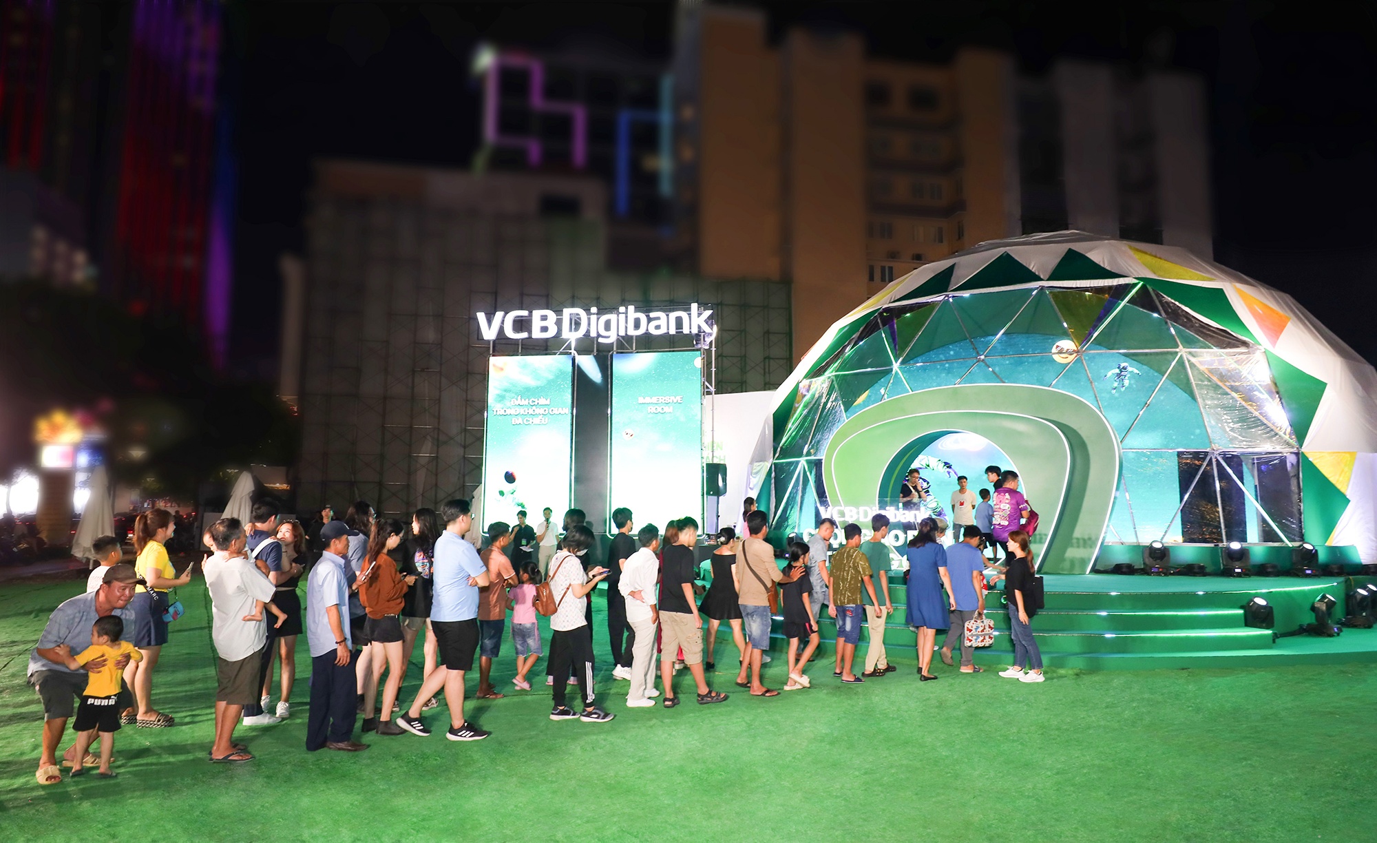 Trai nghiem ngan hang so va nhan qua ngay tai pho di bo Nguyen Hue hinh anh