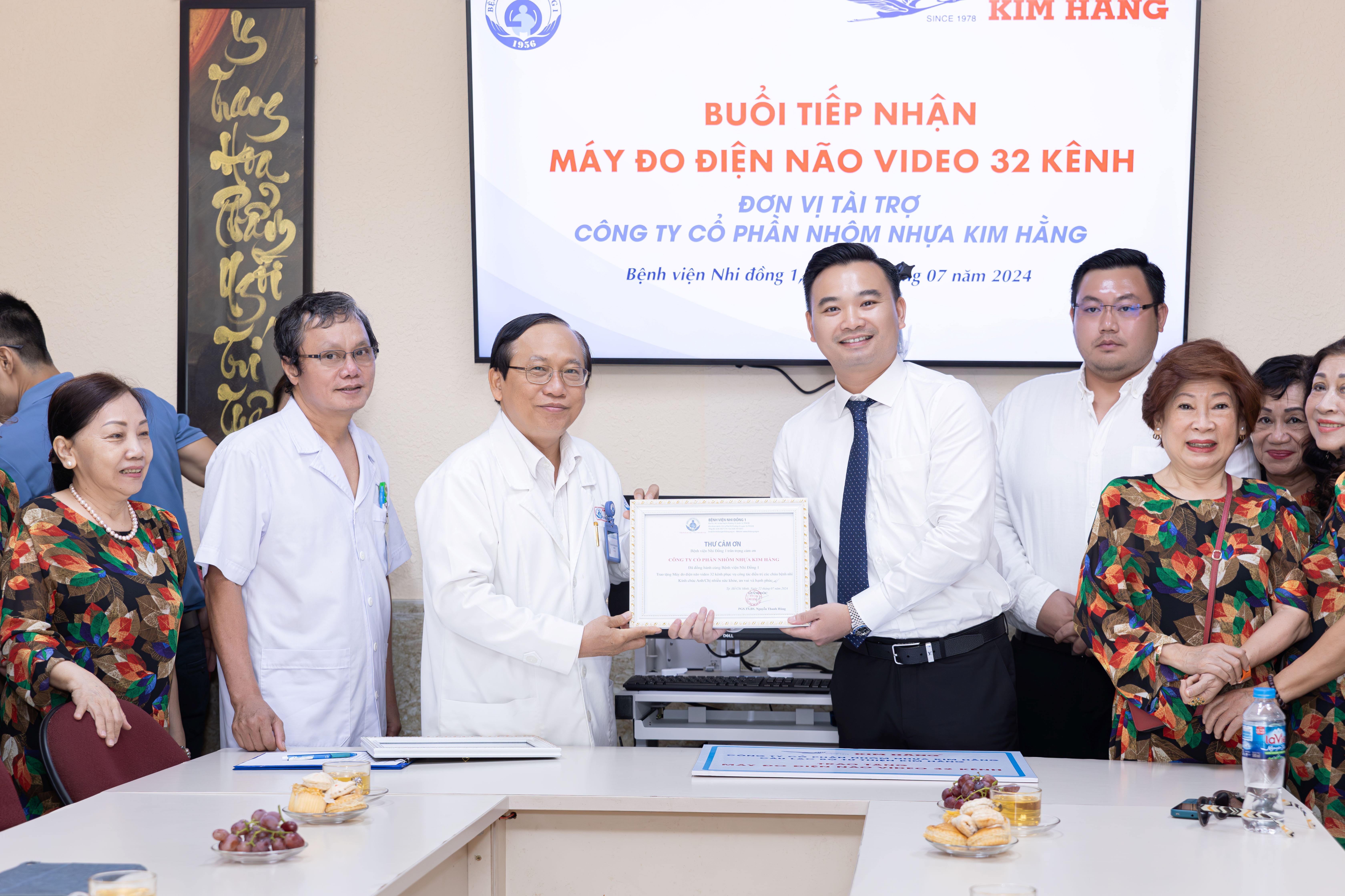 CLB Tu thien Kim Hang tang may do dien nao cho Benh vien Nhi dong 1 hinh anh