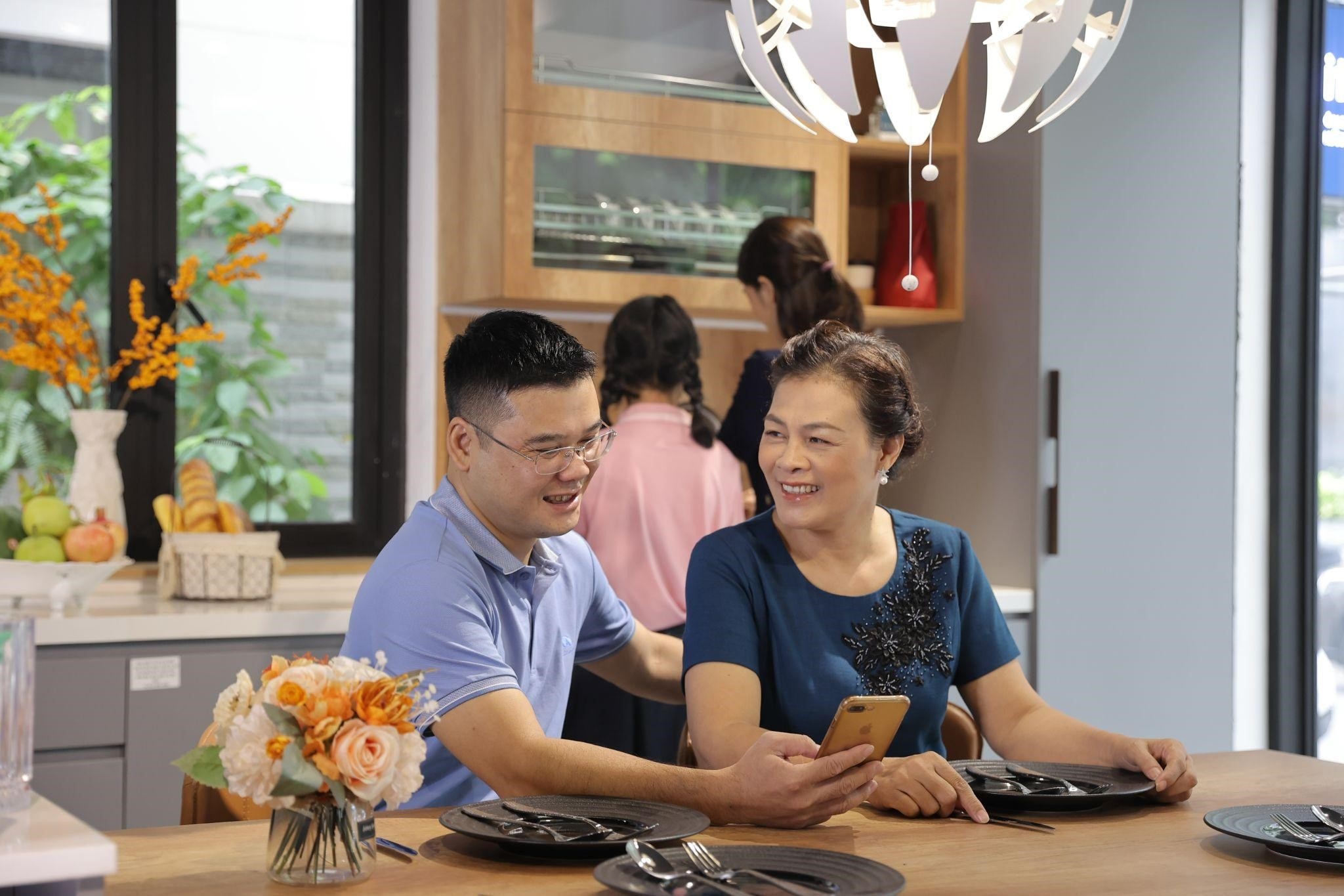 Xu huong mua hang chinh hang tren ung dung ngan hang va vi dien tu hinh anh