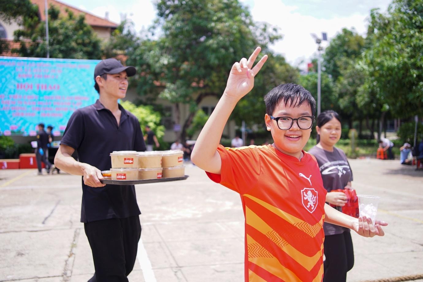 Kichi-Kichi trao hon 1.500 suat lau cho tre em, benh nhan kho khan hinh anh