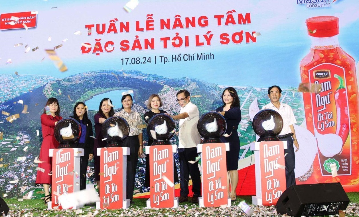 Dong hanh cung ba con nong dan, Nam Ngu quang ba dac san toi Ly Son hinh anh