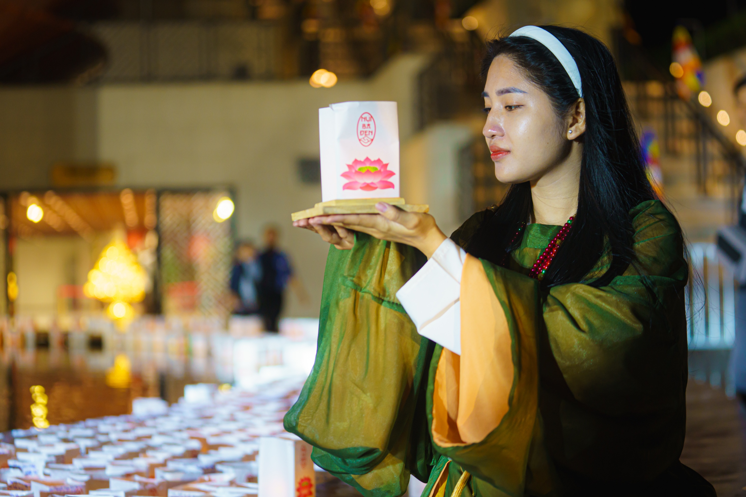 Du khach tap nap den nui Ba Den tham du le Vu Lan bao hieu hinh anh