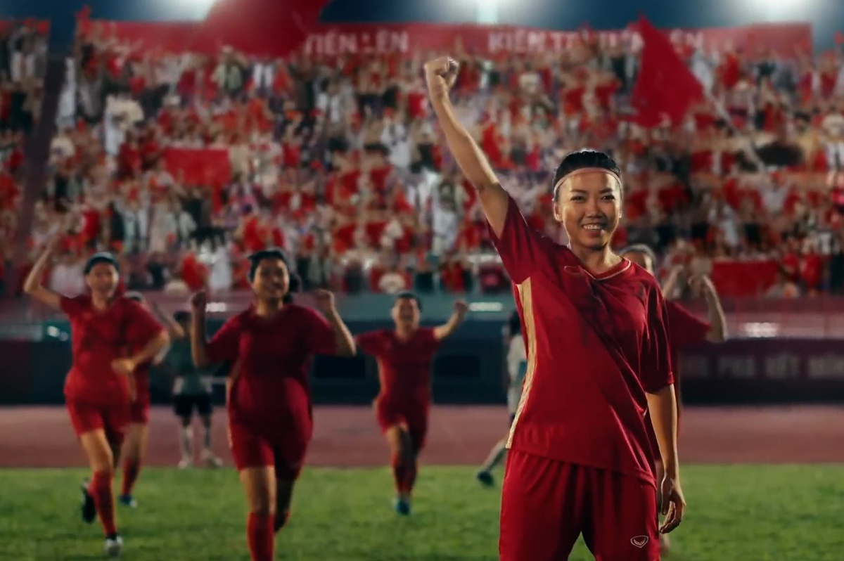 Tuyen thu Huynh Nhu xuat hien cuc ngau trong MV 'Lam lem ruc ro' hinh anh