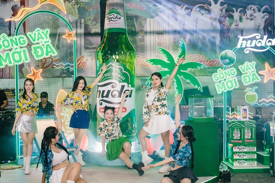 Cung Huda ‘song vay moi da’ voi loat trai nghiem bien trong pho hinh anh